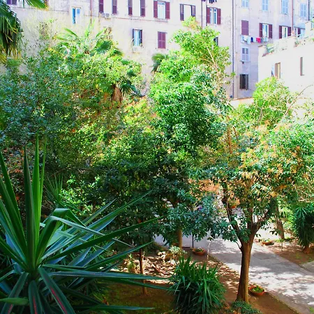 In Roma Vale&Hillary Colosseo B&B